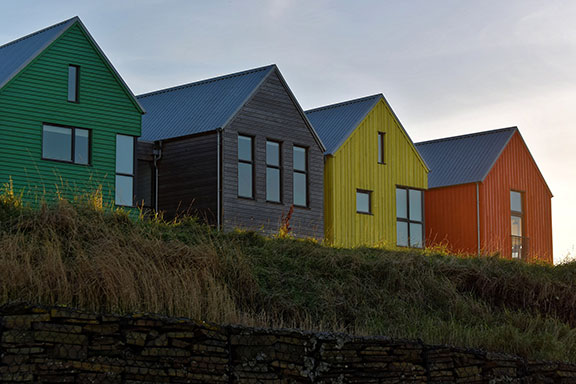 maisons multicolores en bord de mer pouvant intégrer une aspiration centralisée